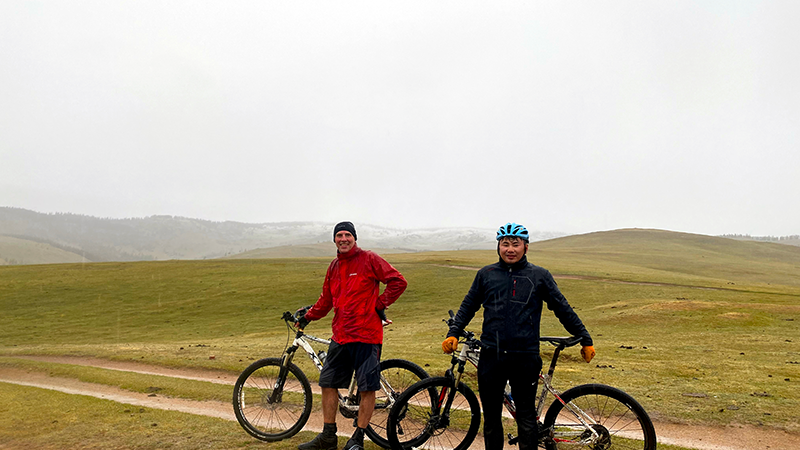 Cycling starting in rainy day